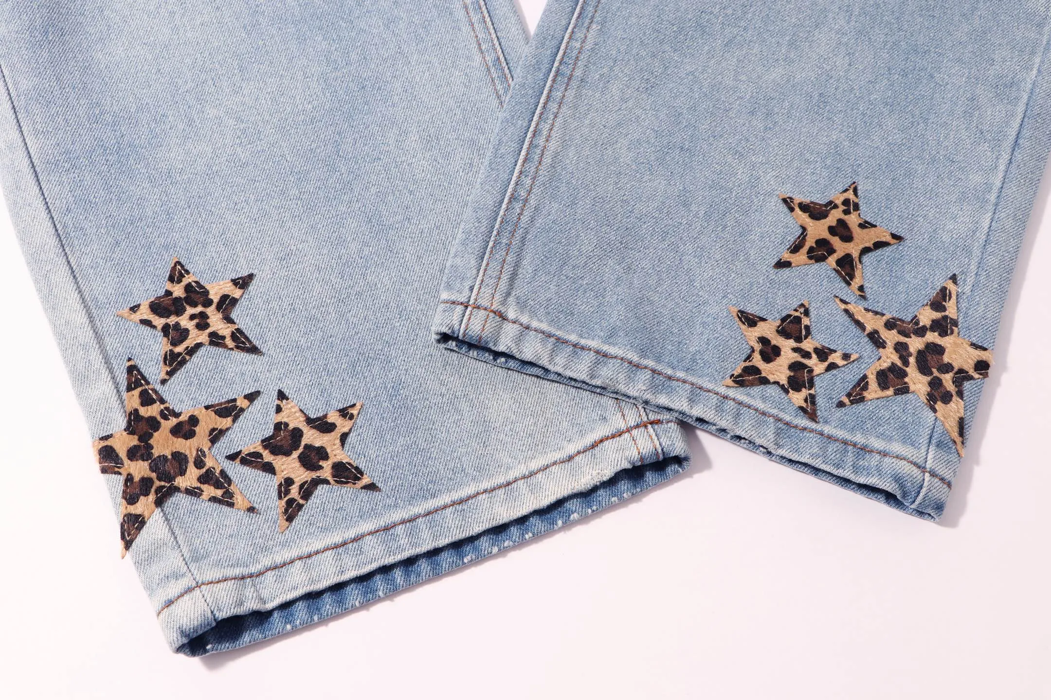 P250 Style number: H42 Croxin & 𝐂𝐡𝐫𝐨𝐦𝐞 𝐇𝐞𝐚𝐫𝐭 ss25 blue star leopard print leather denim workwear logging pants. Styles with different washed textures are very friendly to people with thin legs. The slightly flared version perfectly modifies the leg shape. The timeless and moderate length makes it easy to match and match. It is the basis for various styles and is a must-have in your wardrobe! The fabric is stiff but also makes the upper body soft without losing texture. The washing process is even more perfect. It is a must-have item for everyone! ! ! Washed wheat, hang tag, pants label, three labels complete Color: blue Size: 30-32-34-36